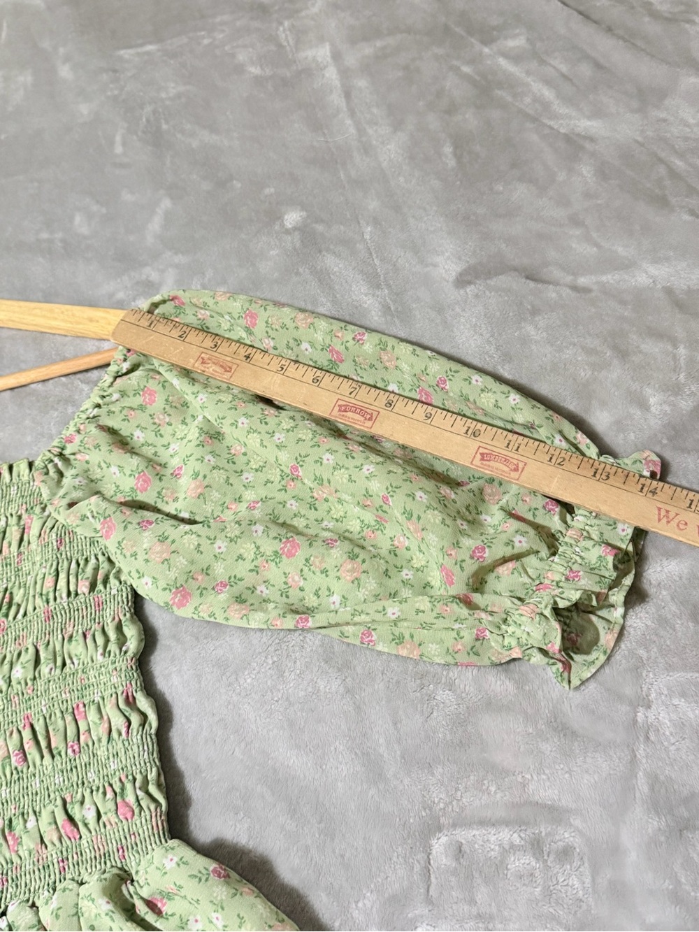 Smocked Floral Puff-Sleeve Crop Top in Sage Green - Picture 7 of 7